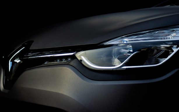 Detailaufnahme eines Renault-Autolichts vor dunklem Hintergrund.